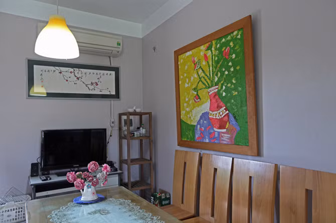 Do nhà rộng, gia đình thường đón nhiều khách nên chủ nhân chọn bộ sofa góc, kích thước lớn cho phòng khách.