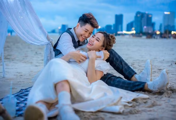 Trước thềm đám cưới, mới đây, YunBin và Tú Tri đã tung ra bộ ảnh cưới tuyệt đẹp tại Đà Nẵng - quê ngoại của Tú Tri. Cặp đôi thực sự ”chơi lớn” khi thực hiện bộ ảnh tại 3 địa điểm là TP Đà Nẵng, Hội An và Bà Nà Hills với việc thay hơn 5 bộ đồ, concept khác nhau.
