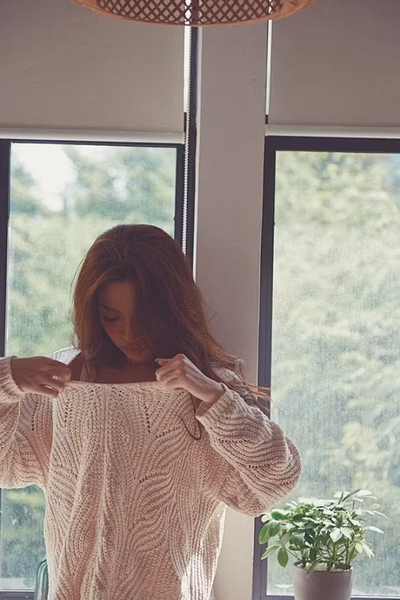 Trước đó, Bích Phương cũng trình làng những hình ảnh vén áo tìm vòng một.