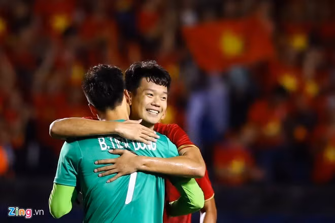 Sau 4 trận đấu vòng bảng tại SEA Games 30, Nguyễn Thành Chung xứng đáng với danh hiệu chuyên gia săn bàn quan trọng của U22 Việt Nam. Ở trận gặp U22 Indonesia, anh vừa hoàn thành nhiệm vụ phòng ngự, vừa ghi bàn thắng quý hơn vàng, mở đầu cho cuộc lội ngược dòng của đội bóng áo đỏ. Hậu vệ sinh năm 1997 cũng thuộc hàng cầu thủ có chiều cao tốt trong đội hình U22 Việt Nam - 1,80 m. Ảnh: Thuận Thắng - Minh Chiến.