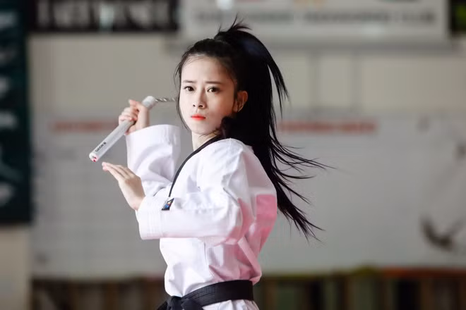 Châu Tuyết Vân (sinh năm 1990) được mệnh danh là "hot girl taekwondo" khi có vẻ ngoài xinh đẹp cùng thành tích thi đấu ấn tượng. Là thành viên của đội tuyển taekwondo Việt Nam, 9X từng giành 5 HCV liên tiếp ở Giải vô địch thế giới và 2 HCV liên tiếp giải châu Á.