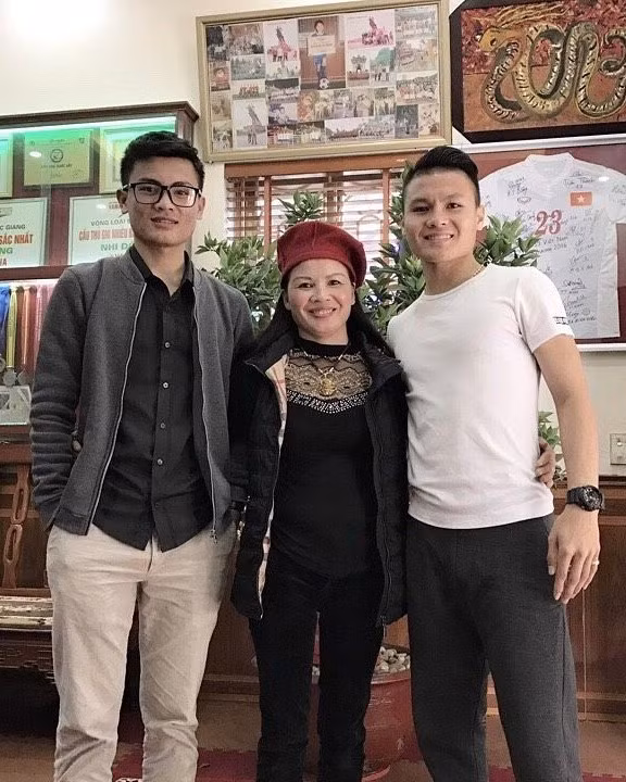 Quang Phong tốt nghiệp Đại học Sư phạm Hà Nội và hiện làm chủ tiệm xăm ở ngoại thành Hà Nội. Anh trai Quang Hải kết hôn với bạn gái lâu năm vào tháng 7 vừa qua. Vào mỗi dịp sinh nhật của chàng tiền vệ tuyển quốc gia, Quang Phong không quên chia sẻ ảnh chụp chung của 2 người và dành những câu chúc đơn giản nhưng tình cảm cho cậu em tài năng.