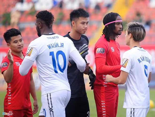 Văn Toản ra mắt V.League hôm 6/4 trong trận Hải Phòng thắng HAGL 1-0. Tại mùa giải này, anh càng chơi càng thể hiện phong độ ấn tượng. Thủ thành sinh năm 1999 được lên tuyển U23 và được HLV Park Hang-seo điền tên vào danh sách dự kiến lên tuyển Việt Nam để chuẩn bị cho King's Cup 2019. Ảnh: Thế Anh.