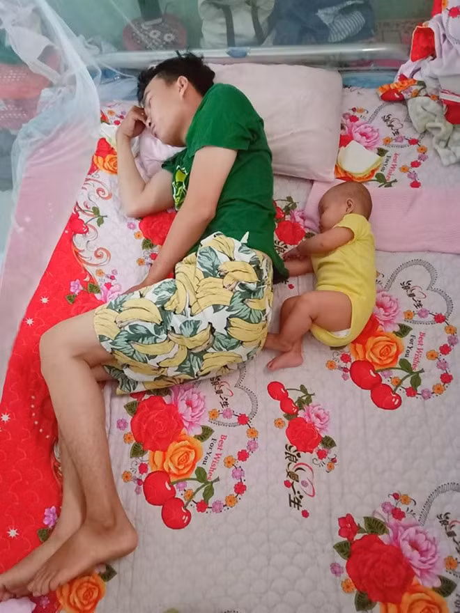 Chang Chang cho Zing.vn hay bé nhà chị chưa được 6 tháng nhưng đã giống cha y hệt, nhà bên chồng ai cũng nói khéo sinh, con gái như "photocopy từ cha". "Bố bé cũng bảo: Đúng là con gái của bố rồi, trật thế nào được", người này nói. Ảnh: Chang Chang.