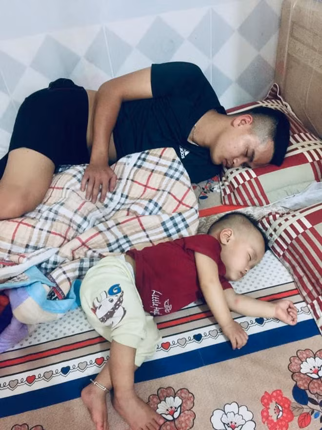 Nhiều người còn hài hước nói rằng hai cha con trong ảnh chẳng khác gì sinh đôi, chỉ có điều anh lớn ra trước vài chục năm thôi. Duy Quỳnh chỉ biết thốt lên "Chào người anh em" khi thấy ảnh con quá giống mình. Ảnh: Duy Quỳnh.