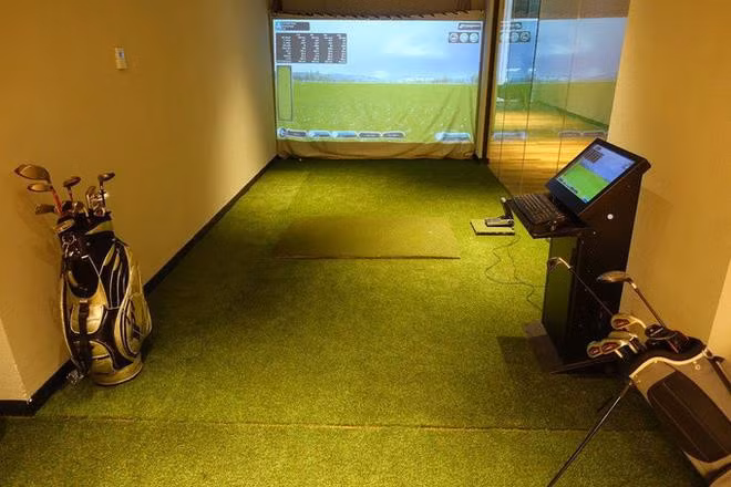 Tại đây, hành khách có thể giải trí bằng việc chơi game, chơi golf.