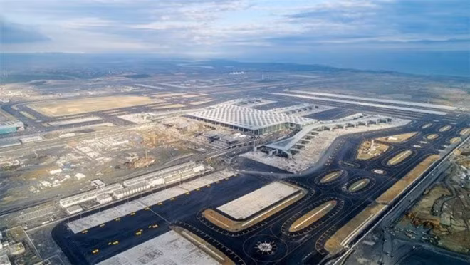 Sân bay Istanbul mới có tổng diện tích lên đến 76 triệu m2. Toàn bộ sân bay có 6 đường băng và 2 nhà ga. Trong giai đoạn đầu tiên, sân bay có thể tiếp nhận 90 triệu hành khách/năm. Dự kiến khi toàn bộ công trình được hoàn tất vào năm 2025, sân bay sẽ tiếp nhận 200 triệu hành khách mỗi năm, xử lý 2.000 chuyến bay/ngày. Khi đó, đây sẽ là sân bay lớn nhất thế tính theo lượng hành khách. Để so sánh, sân bay Hartsfield-Jackson ở Atlanta (Mỹ) hiện tiếp nhận 107 triệu hành khách/năm.