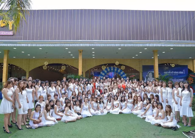 Goc khuat sau hao quang kiem tien ty tu buon ban thuc pham chuc nang