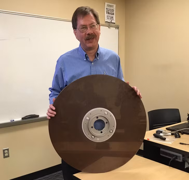 Ổ cứng 10 MB từ những năm 1960.