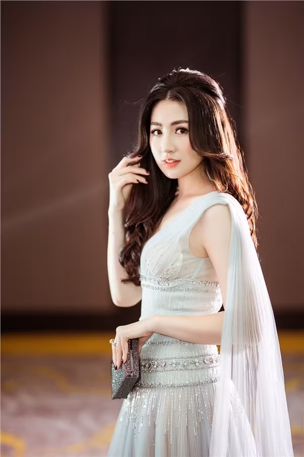 A Hau Tu Anh toa sang ruc ro nho vat khong ngo den