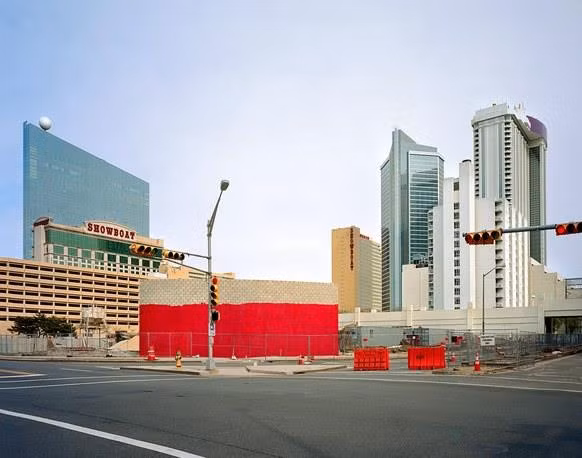 Hai casino là Trump Castle và Trump Taj Mahal giờ đây đã có chủ mới. Trong khi đó, Trump Plaza nổi tiếng một thời, nơi từng tổ chức những buổi trình diễn Wrestlemania và các trận đấu của Mike Tyson, giờ bị bỏ hoang và sắp được phá hủy. Ảnh: Brian Rose.