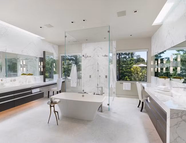 Phòng tắm với thiết kế tiện nghi và hiện đại.