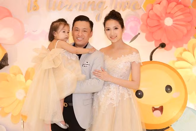 Hoc phi mau giao cuc khung cua con gai Lam Truong va vo hotgirl 9X