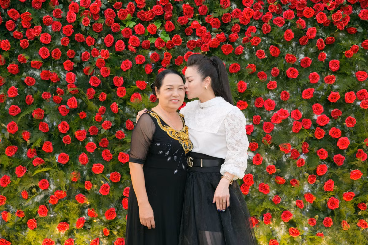 Mẹ Nhật Kim Anh cũng có mặt trong ngày vui của con gái, vốn xuất thân trong gia đình nghèo khó, từ nhỏ cô đã quyết tự lập và phải thành công để bù đắp cho mẹ suốt quãng thời gian một mình nuôi con khi bố qua đời.
