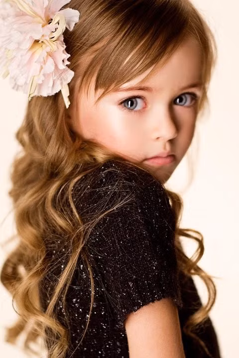 Có lẽ những tín đồ thời trang không thể quên siêu mẫu nhí Kristina Pimenova khi em “nổi đình nổi đám” cách đây 9 năm. Với gương mặt đẹp tựa thiên thần, cô bé năm đó trở thành gương mặt thu hút cho các thương hiệu tên tuổi như Armani, Roberto Cavalli, Dsquared2, Ermanno Scervino, Replay, Fendi, Benetton…