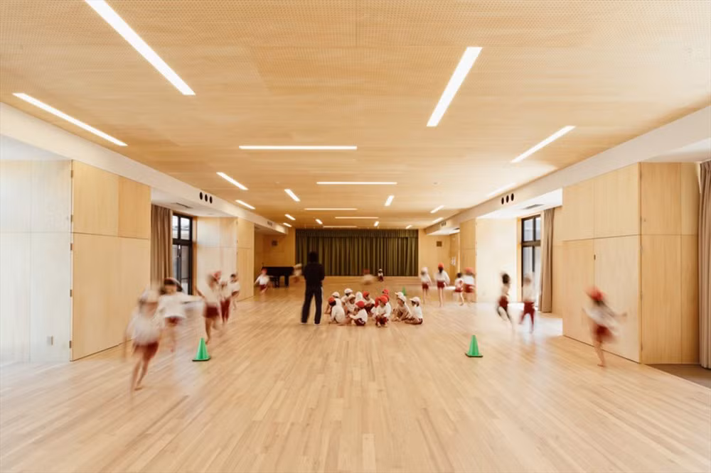 Môi trường rộng rãi cho phép các bé hoạt động thoải mái, thỏa mãn tính hiếu động của trẻ nhỏ. Ảnh: Hibino Sekkei