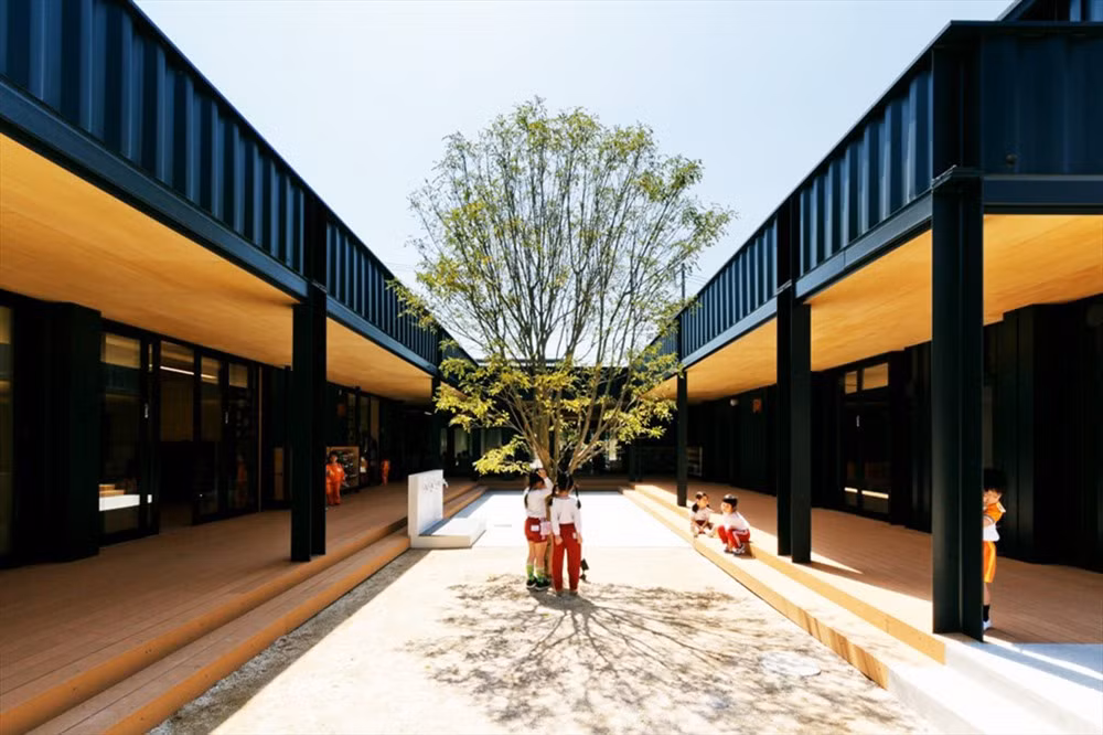 Theo các kỹ sư dày dặn kinh nghiệm, việc sử dụng container làm phòng học là lựa chọn hiệu quả và tiết kiệm nhất. Chúng có thể chịu tải trọng lớn, cũng như chấn động mạnh, đảm bảo an toàn cho giáo viên và học sinh trước thiên tai. Ảnh: Hibino Sekkei