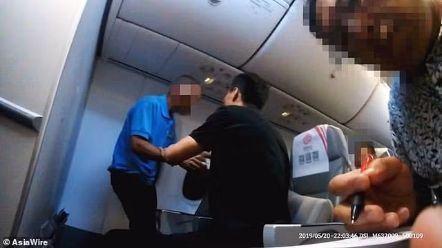 Hanh khach la het va gay roi tren may bay khien moi nguoi hoang mang