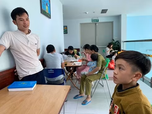 Em nhập viện cấp cứu, anh trai 13 tuổi đạp xe từ Sơn La xuống Hà Nội thăm Em nhap vien cap cuu, anh trai 13 tuoi dap xe tu Son La xuong Ha Noi tham