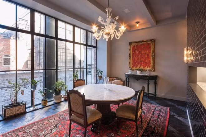 Nữ ca sĩ Taylor Swift từng thuê một căn nhà phố trị giá 11,5 triệu USD ở West Village để sinh sống. Tiện ích nổi bật ở đây là hồ bơi hiện đại, sang trọng trong nhà. Ảnh: StreetEasy.