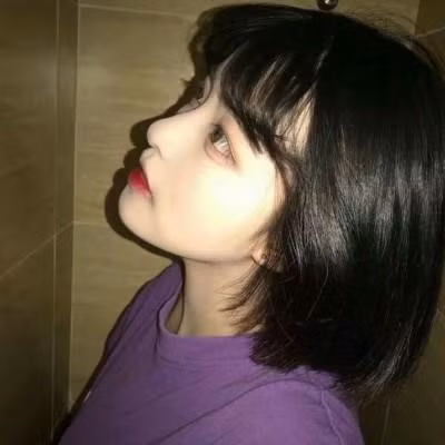 Qiao Biluo là streamer nổi tiếng tại Trung Quốc và được nhiều người hâm mộ gọi là "nữ thần" với giọng nói ngọt ngào trong các clip livestream. Tuy nhiên, cô chưa từng tắt filter làm đẹp và để mặt mộc xuất hiện trước người hâm mộ. "Tôi sẽ không để lộ khuôn mặt thật của mình cho đến khi nào nhận được phần quà trị giá 14.500 USD. Dù sao, tôi vẫn là một người có khuôn mặt ưa nhìn", Qiao nói.