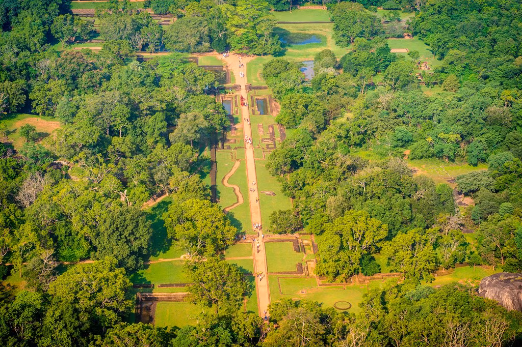 Một trong những đặc trưng nổi bật nhất của Sigiriya chính là bức tường gương. Ngày xưa, bức tường được đánh bóng kỹ lưỡng tới mức nhà vua có thể nhìn thấy hình ảnh phản chiếu của chính mình. Bức tường được sơn vẽ câu đối, bài thơ... của những vị khách ghé thăm Sigiriya. Dòng chữ cổ nhất có niên đại từ thế kỷ thứ 8. Ngày nay, hành vi này đã bị nghiêm cấm nhằm gìn giữ và bảo tồn những giá trị cổ. Ảnh: Atlas &amp; Boots.