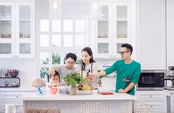 Con gai Hoang Bach hoi ‘ba dao’: Sao bo me duoc tam cung nhau?-Hinh-2