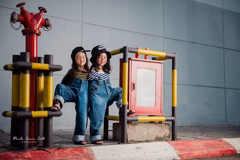 Hai bé nào có thua kém gì các siêu mẫu có nghề đâu nhỉ khi mà dám chọn lựa phục trang mang nhiều thách thức là chiếc quần jean của ông ngoại và thần thái khi tạo dáng cùng chiếc quần thì cứ phải gọi là “chất phát ngất”.