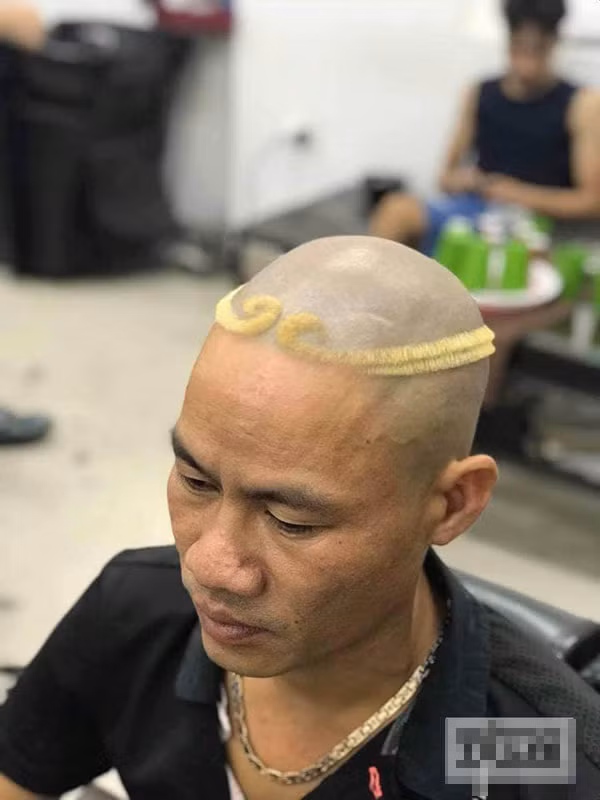 Chào hè 2019, người đàn ông này đã chịu chơi khi xuống tóc với kiểu đầu là chiếc vòng kim cô. Để cho giống với phiên bản của Tôn Ngộ Không, anh đã nhuộm tóc màu vàng ánh kim.