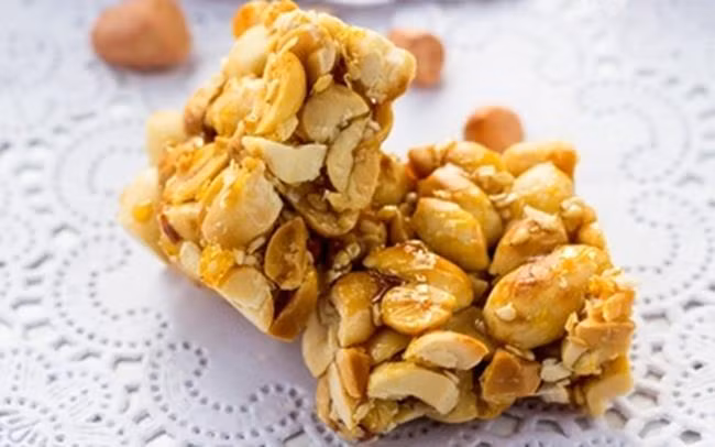 Kẹo lạc – thứ quà vặt rẻ tiền tại Việt Nam sau khi sang Nhật Bản cũng đổi đời nhanh chóng. Trên một trang web tại Nhật Bản, một gói kẹo lạc có giá khoảng 800.000 đồng, trong khi giá bán của nó ở Việt Nam chỉ có vài chục nghìn đồng mà thôi.