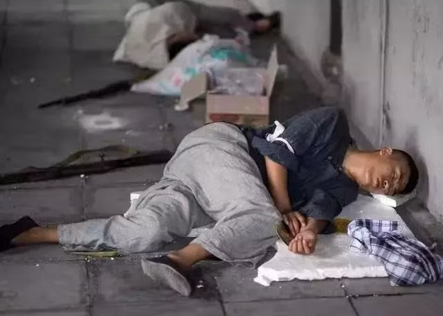 Các đoàn làm phim thường không quan tâm đến điều kiện ăn ở của diễn viên quần chúng khi tiến hành ghi hình cho các bộ phim. Theo Sohu, ở mọi ngóc ngách trong phim trường Hoành Điếm, nơi nào cũng có thể nhìn thấy các diễn viên quần chúng. Họ xem mặt đất là giường ngủ, bậc thềm hành lang là ghế ngồi và ăn uống trong giờ giải lao.