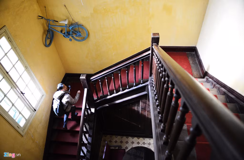 Điểm nhấn khi vào bên trong dinh là cầu thang bằng gỗ còn nguyên vẹn, lót thảm khá sang trọng, đẹp mắt dẫn lên các phòng trưng bày, làm việc của Trung tâm văn hóa.