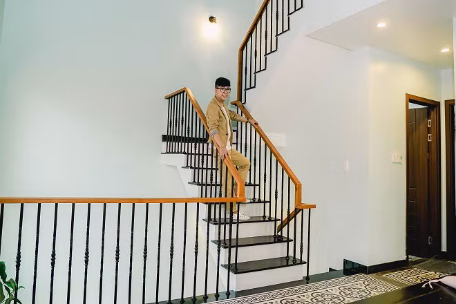 Long Nhật từng gây sốc khi chia sẻ mình có rất nhiều nhà trải dài khắp 3 miền Bắc – Trung – Nam. Đặc biệt nhất phải nói tới căn biệt thự 21 tỷ mà Long Nhật vừa xây ở Huế để ở sau này khi về già. Anh cũng từng nói rằng bây giờ tiền đi diễn chỉ đủ mua quần áo, phấn son, váy đầm… Thế nên, khi nam ca sỹ chia sẻ thông tin xây hẳn biệt thự 21 tỷ khiến người ta không khỏi giật mình.