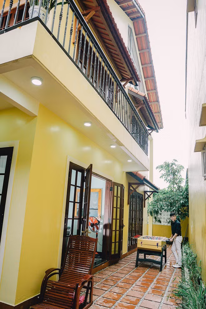 Căn biệt thự rộng rãi được xây dựng bề thế, đứng hiên ngang, nổi bật giữa đất cố đô. Vốn có nhiều đời làm quan lại có dòng giống nho gia nên trong nhà Long Nhật treo đầy những bức hoành phi, đồ cổ. Ngôi nhà gồm 3 tầng lầu với nhiều phòng ốc được thiết kế khác nhau nhưng tất cả đều thật giản dị, tạo cảm giác thư thái mỗi khi trở về.