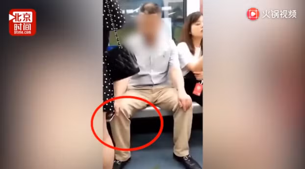 Ke bien thai chup len duoi vay phu nu tren tau dien ngam gay phan no