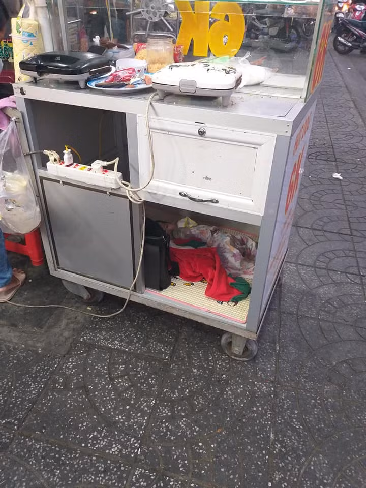 Xuc dong hinh anh em be om binh sua doi me ban banh muu sinh