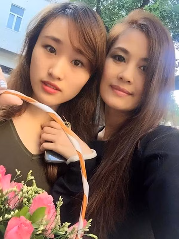 Hoa Thúy và cô con gái xinh đẹp.