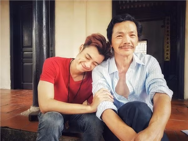 Vuong Anh Ole bi 'nem da' vi xuat hien trong 