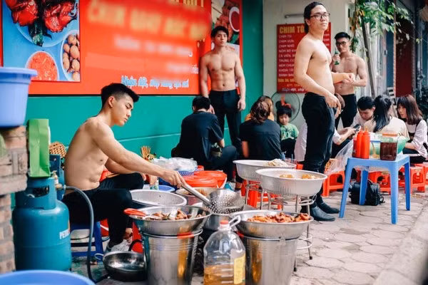 Nhiều ngày nay, thời tiết nắng nóng khắp cả nước luôn ở mức cảnh báo cao. Khoảng thời gian từ 12h đến 15h mỗi ngày, nền nhiệt của Hà Nội và TP.HCM luôn vượt ngưỡng 40 độ C, ngoài đường còn chạm mốc 43 độ C do bêtông hoá và người đông đúc. 