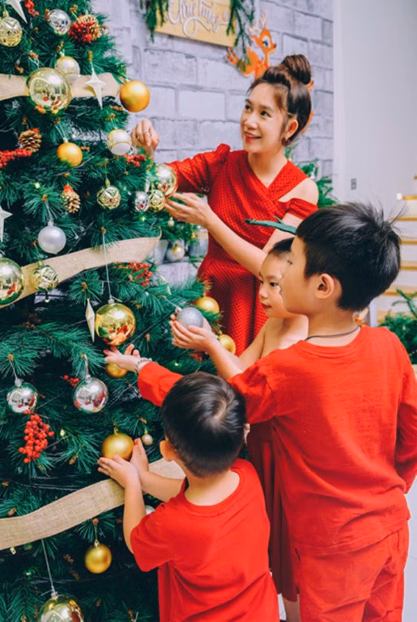 Minh Hà quây quần bên bốn con. Chồng cô - ca sĩ Lý Hải - cùng đoàn phim Lật mặt 5 ghi hình ở miền Tây. Cô lên ý tưởng trang trí nhà tại TP HCM và nhờ một công ty dịch vụ hỗ trợ.