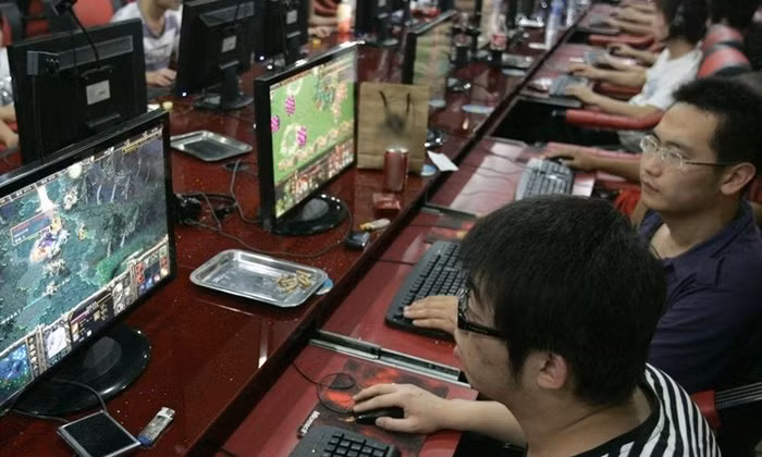 Thuong xuyen thuc khuya choi game, chang trai nhap vien khan cap
