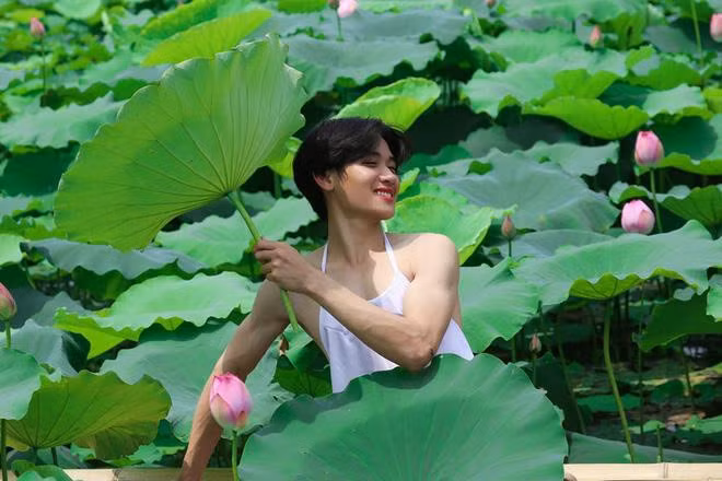 Đầu tháng 5/2019, một nam sinh khiến dân mạng ngán ngẩm với bộ ảnh mặc áo yếm tạo dáng bên hoa sen. Những bức ảnh này của nam thanh niên bị đánh giá là cố tình lựa chọn áo yếm như một cách để tạo chiêu trò. Ảnh Ngọc Sơn.
