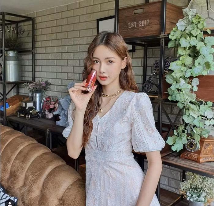 Ở khoảnh khắc này, với mái tóc xoăn nhẹ, Pla thật sự trông rất giống Lisa.