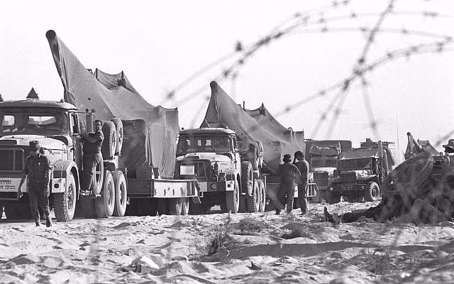 Xe tăng của Israel tập kết ở bán đảo Sinai. Israel nhanh chóng tổ chức lại lực lượng và phản kích trên quy mô lớn. Israel đã huy động khoảng 1.700 xe tăng, trong đó nòng cốt là xe tăng chiến đấu chủ lực Centurion của Anh và M60 Patton của Mỹ, 3.000 xe bọc thép và hơn 300.000 binh sĩ. Ảnh: Cục lưu trữ Bộ Quốc phòng Israel.
