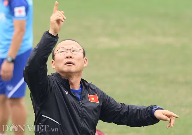 Nhiệm vụ của ông còn nặng nề hơn, khi SEA Games đang đến gần. Với việc liên đoàn bóng đá Đông Nam Á đang xem xét bổ sung 2 cầu thủ trên 23 tuổi tham gia SEA Games, tuyển Việt Nam đang đứng trước cơ hội vô địch. Đối thủ truyền kiếp là Thái Lan rất khó gọi các cầu thủ mạnh nhất của họ về tập trung vì SEA Games không thuộc hệ thống FIFA day.