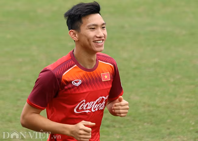 Giữa tin đồn được CLB Borussia Monchengladbach (từng 6 lần vô địch giải đấu cao nhất nước Đức) liên hệ chiêu mộ, Văn Hậu vẫn chuyên nghiệp tập luyện. Anh là "của hiếm" của bóng đá Việt Nam thời điểm hiện tại.