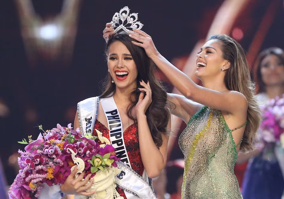 Trước đó, Catriona Gray được biết đến là người đẹp Philippines giành chiến thắng tại cuộc thi Hoa hậu Hoàn vũ 2018. Phần thưởng giá trị nhất dành cho cô chính là chiếc vương miện Mikimoto, được mệnh danh là tuyệt phẩm vương miện trên thế giới.
