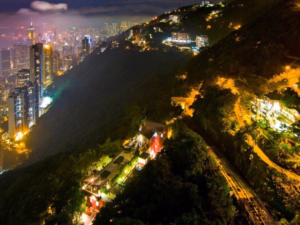 Một lý do khiến giá bất động sản rất cao trên Peak là vì những ngôi nhà ở đó rất hiếm khi xuất hiện trên thị trường, Koh Keng-shing, CEO của Landscope Christie, một chuyên gia tư vấn bất động sản hạng sang, nói với South China Morning Post.