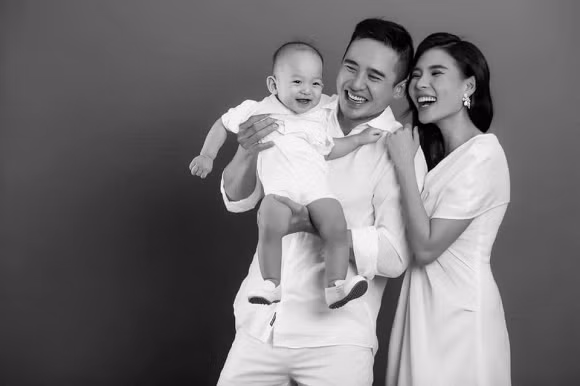 Bat chap bi chup len dim hang, Thuy Diem van xinh dep ngoi ngoi
