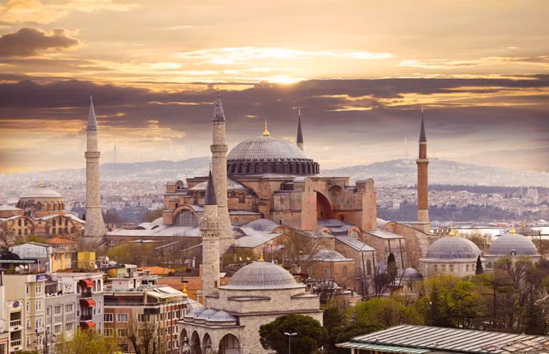 Thành phố Istanbul của Thổ Nhĩ Kỳ là một nơi độc đáo bởi nó nằm trên 2 lục địa. Một phần của thành phố nằm ở châu Á và phần còn lại nằm ở châu Âu.